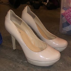 Guess nude pumps